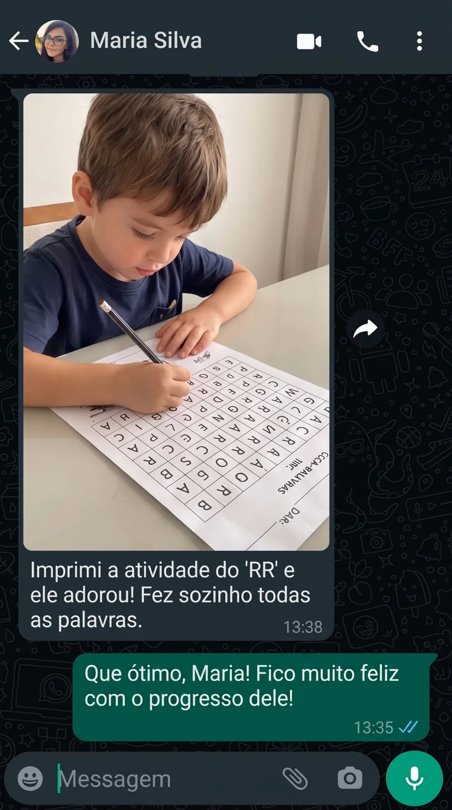 Depoimento de cliente mostrando uma criança utilizando uma atividade impressa